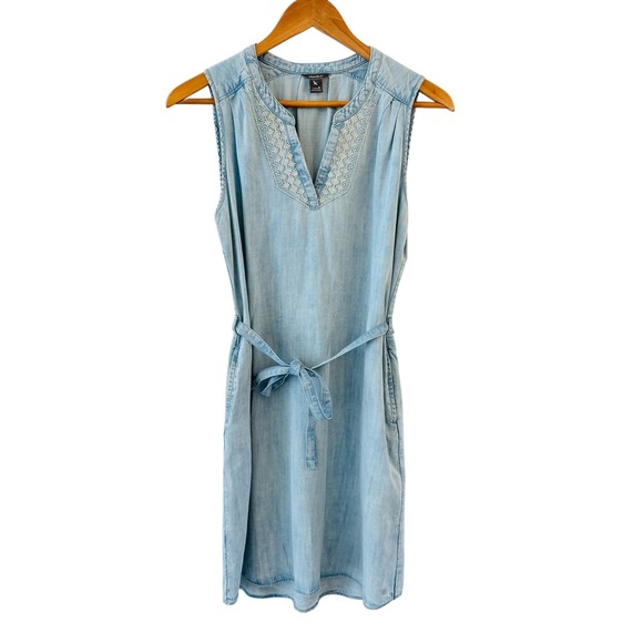 Eddie Bauer Dresses & Skirts - Eddie Bauer Chambray Shift Dress Womens 8 Blue Sleeveless Embroidered Preppy